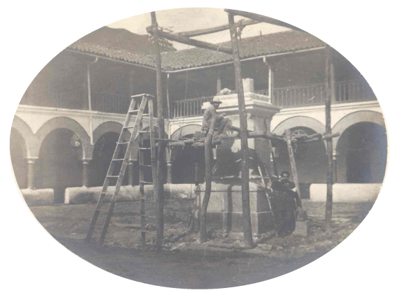 Instalación de la estatua de Fray Cristóbal de Torres en el patio central del Claustro, 1909.
                                AHUR, Álbum 3, Foto 004.