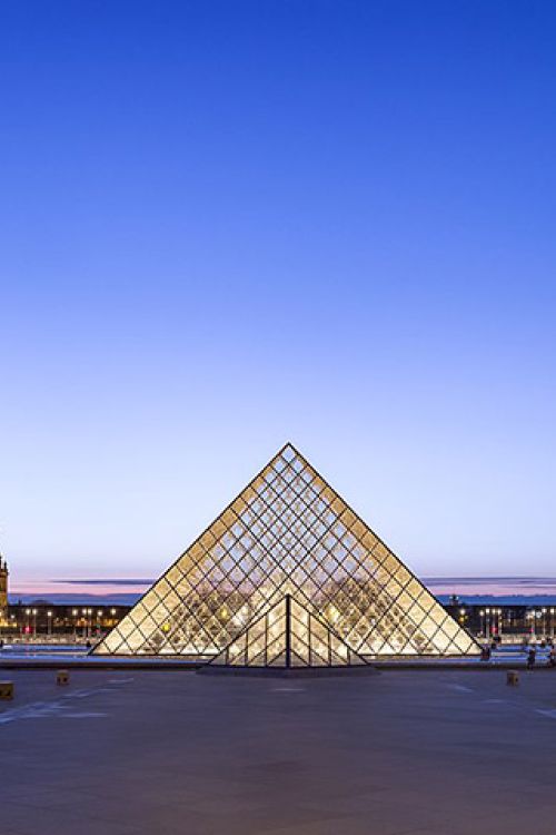 Museo-del-Louvre-De-Benh-LIEU-SONG-Flickr-Louvre-Courtyard-Looking-West-CC-BY-SA-4-0