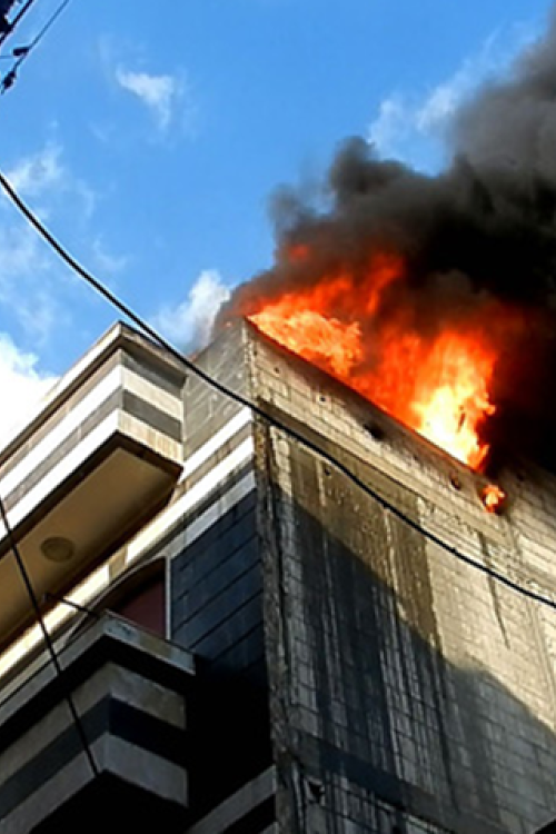 Edificio en llamas en Homs - De Bo yaser