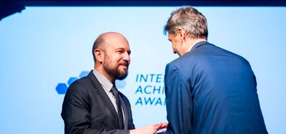 Juan Pablo Aschner, decano de la Facultad de Creación de la Universidad del Rosario, recibe el Premio Intercultural Achievement Award 